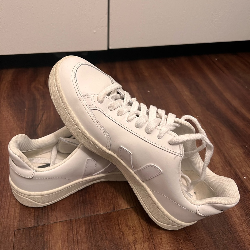 Veja V-12 leather white size 5